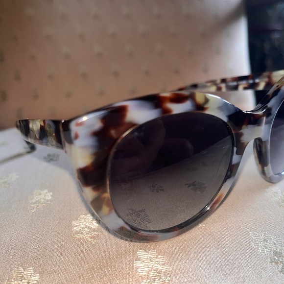 Like New Tory Burch sunglasses model TY7115 - Picture 3 of 9